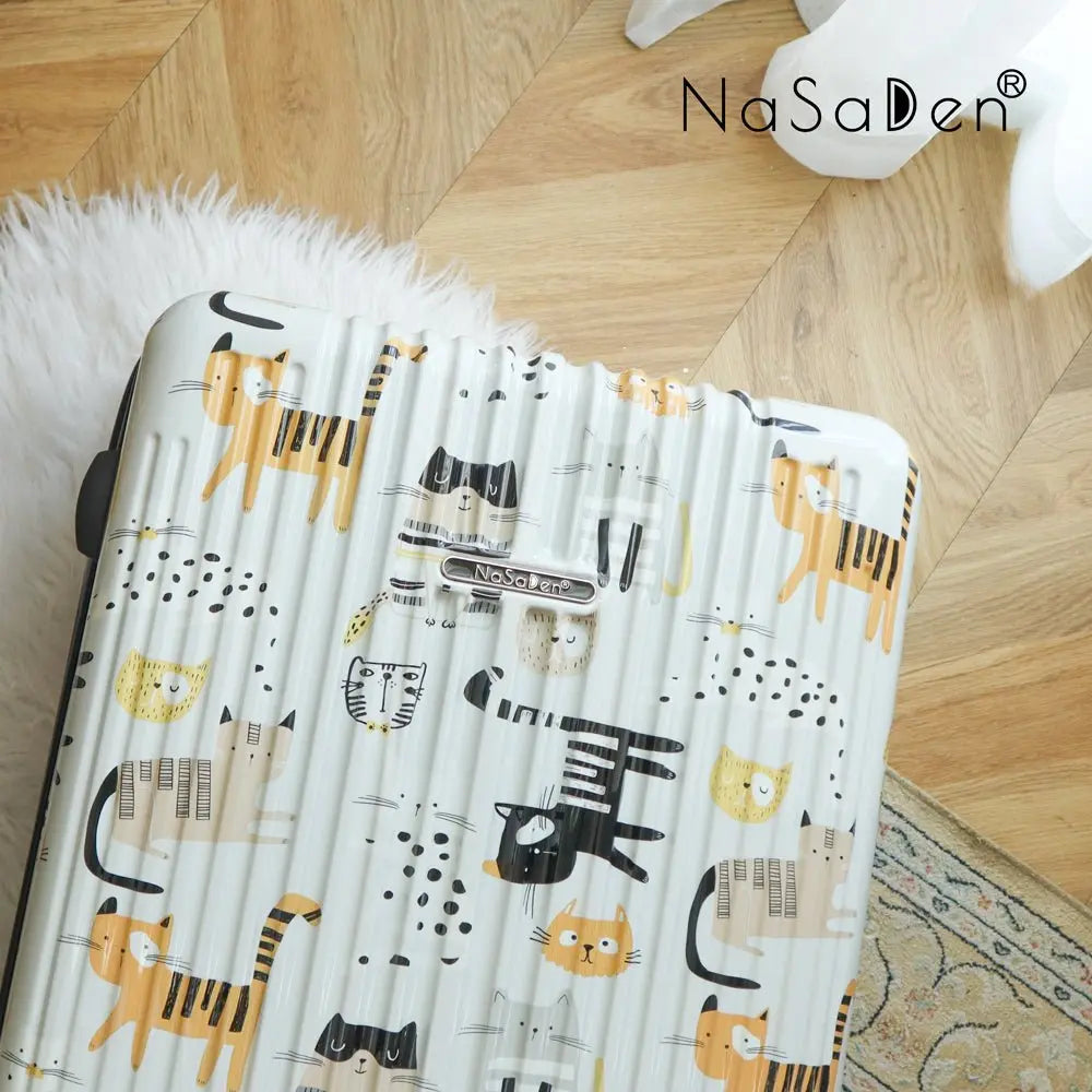 【微瑕疵福利品】二代版 毓 NaSaDen納莎登新無憂【喵的咧系列】貓奴必敗 獨特印花拉鍊行李箱22/26/29吋 - 采寓生活館NaSaDen
