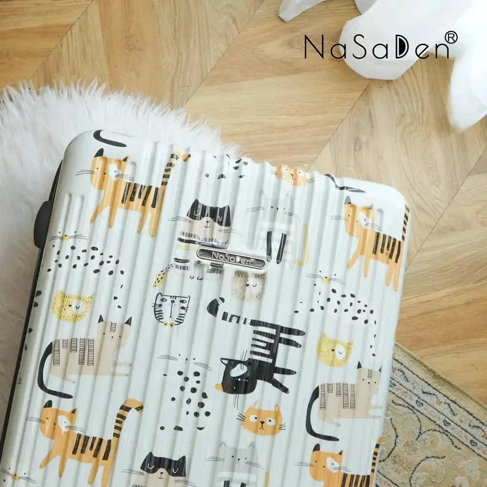 二代版 毓 NaSaDen納莎登新無憂【喵的咧系列】貓奴必敗 獨特印花拉鍊行李箱22/26/29吋 - 采寓生活館NaSaDen