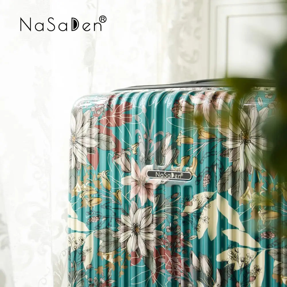 【微瑕福利品】二代版NaSaDen【Charlene祕密花園聯名款】獨特印花拉鍊行李箱22吋/26吋/29吋 - 采寓生活館NaSaDen